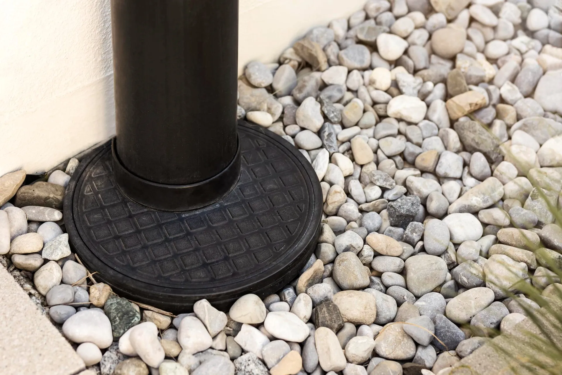 Conduite d’évacuation vers le rez-de-chaussée avec des galets de drainage à l’extérieur. Drain français. Système de drainage moderne